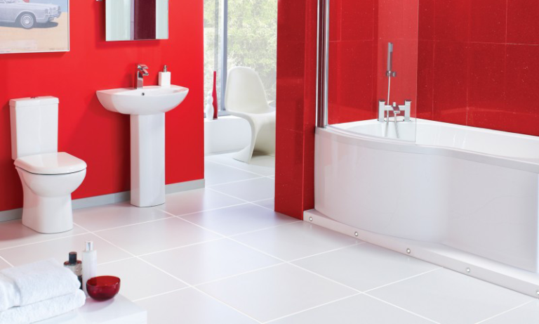 Модерна баня с червени плочки, вана, мивка и тоалетна